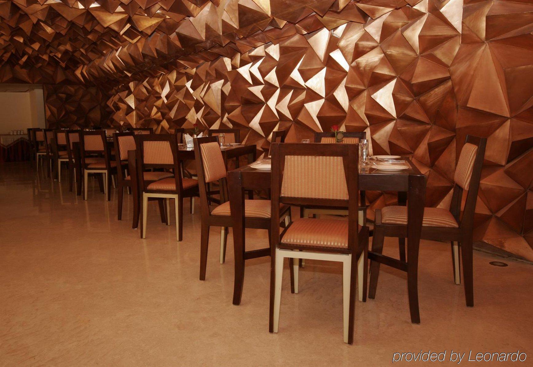Hotel Trinity Isle Бангалор Ресторан фото